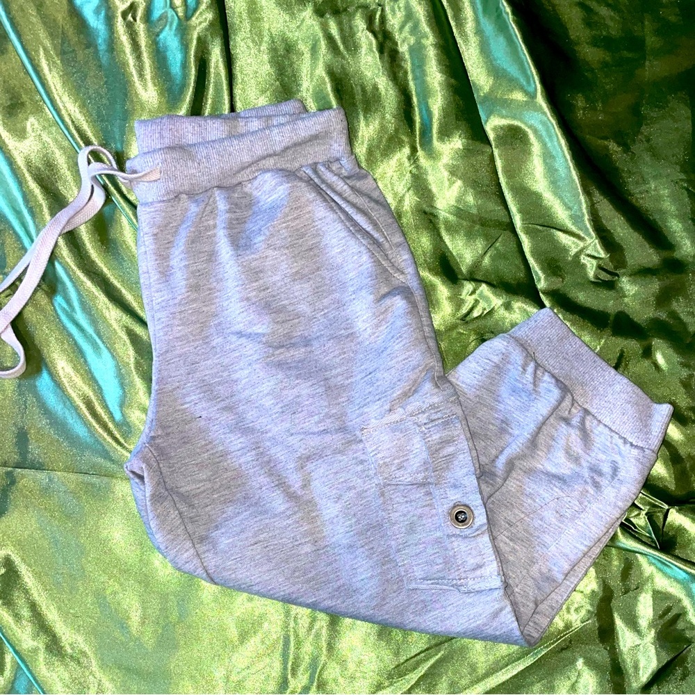 Capri sweats with cargo pockets